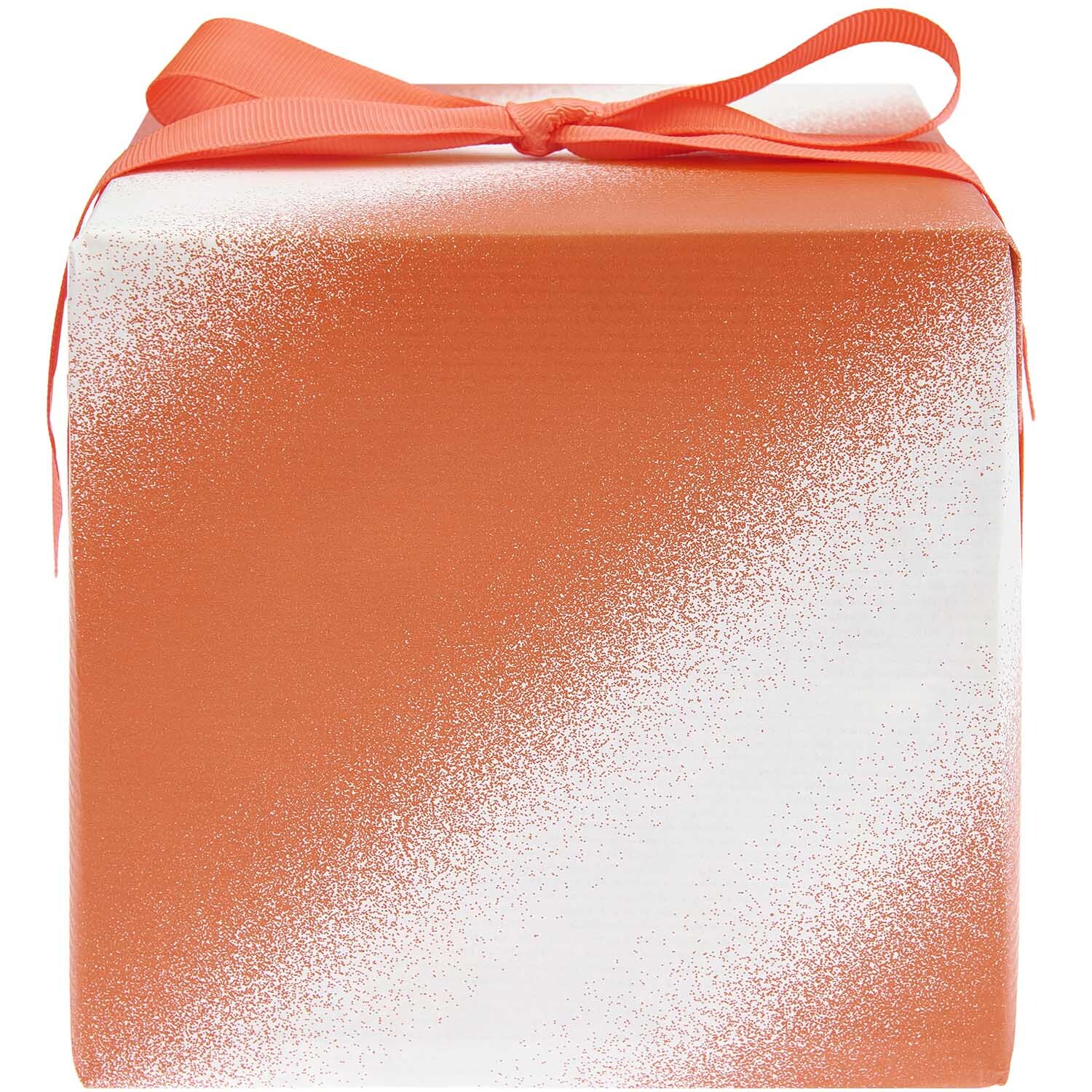 Paper Poetry Geschenkpapier mit Spray-Streifen in leuchtendem Neonrot, verpackt als Geschenk mit rotem Band. Ideal für kreative Verpackungen.