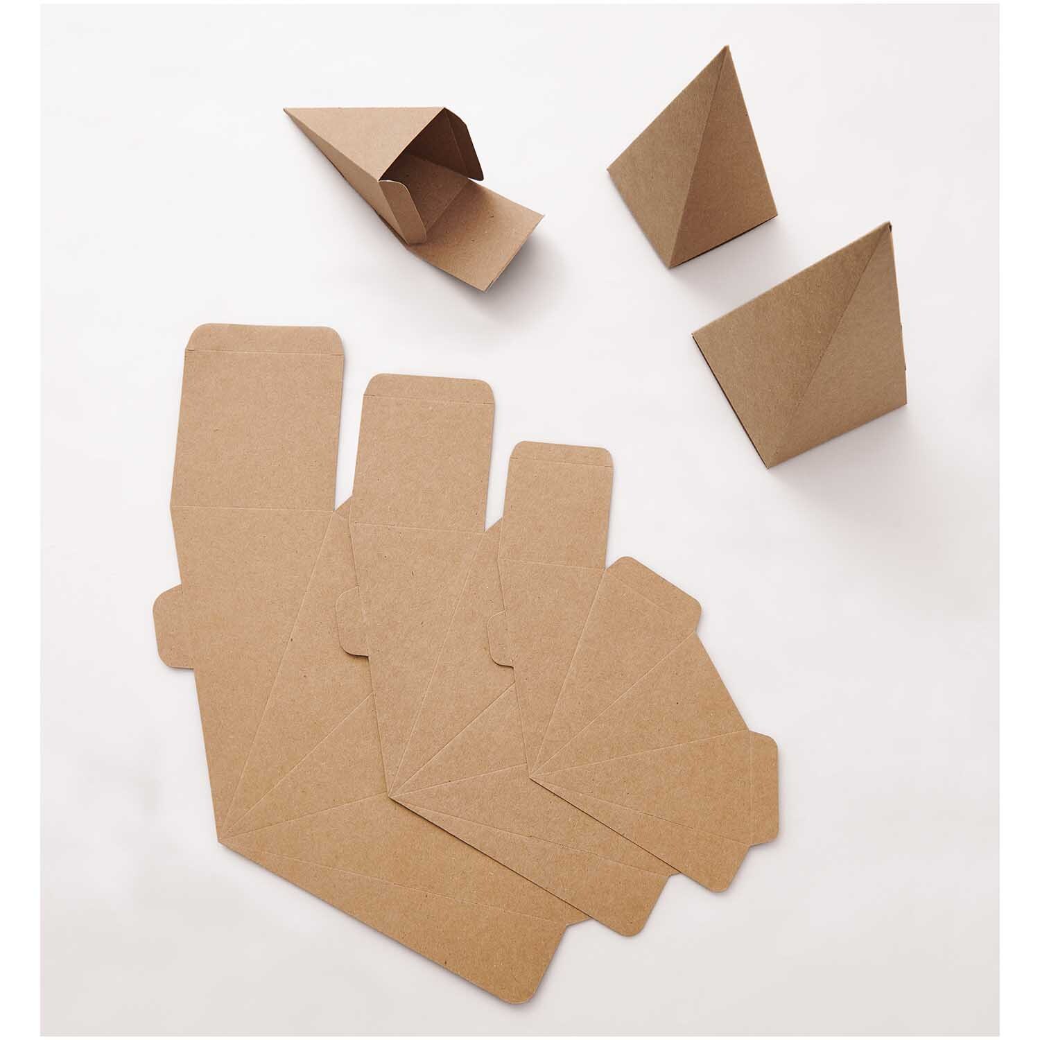Paper Poetry Adventskalender Bäume 24 Stück Farbe Kraftpapier von Rico Design Paper Poetry Adventskalender Bäume 24 Stück aus Kraftpapier von Rico Design, zeigt gefaltete und ungefaltete Papierschachteln in Baumform.