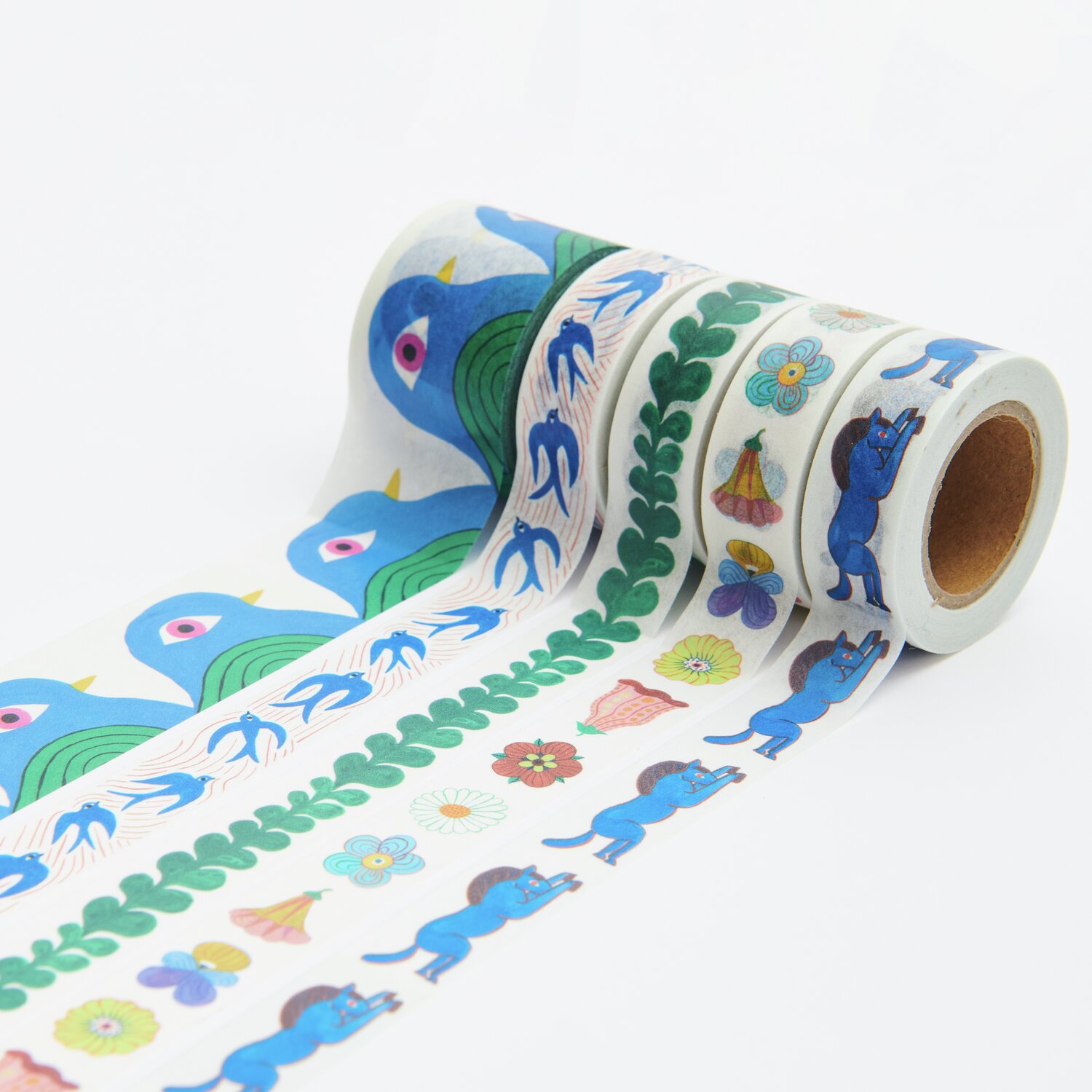 Tape Set Midsommar Magic 5teilig von Rico Design Tape Set Midsommar Magic: Fünf dekorative Klebebänder von Rico Design mit bunten Mustern und floralen Motiven.