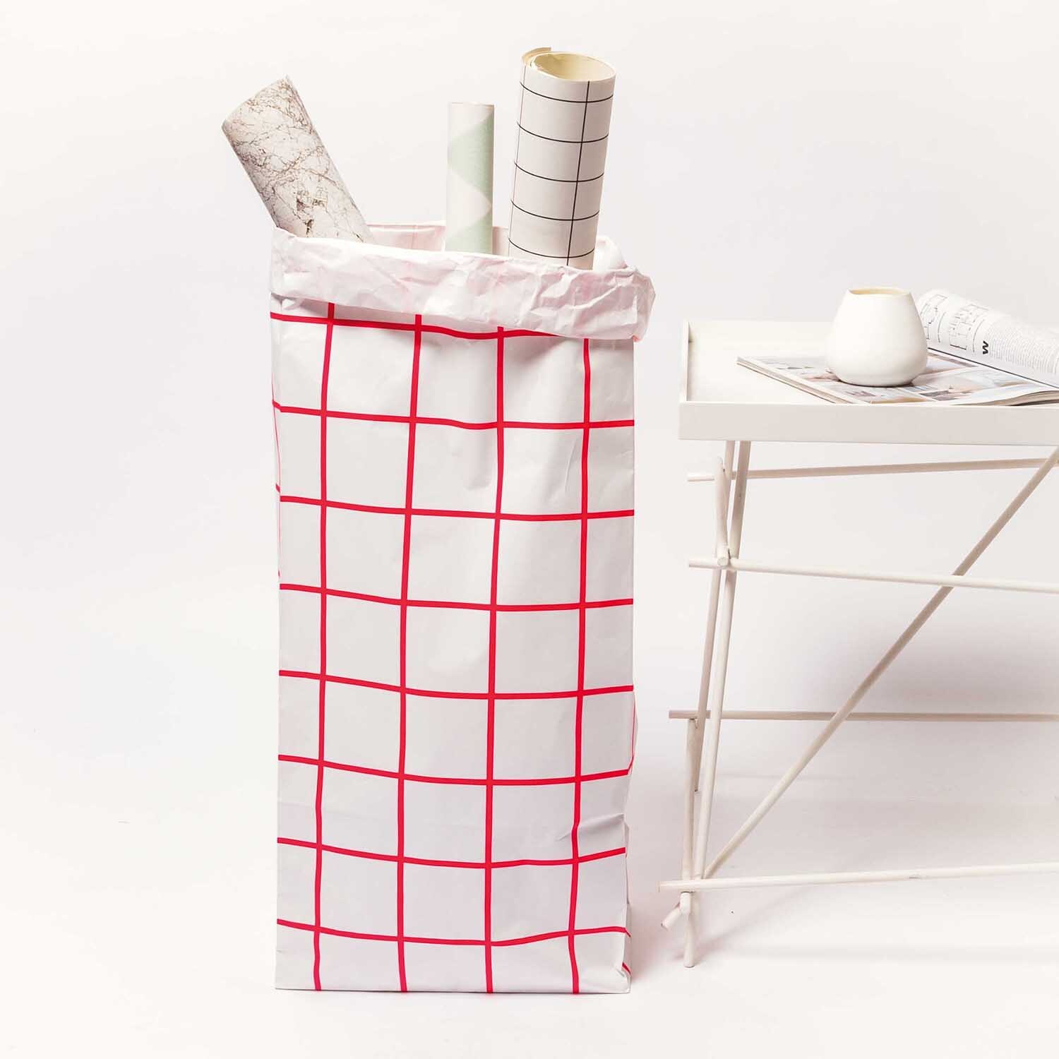Paper Poetry Maxi-Blockbodenbeutel XL Karo 76x32x18cm 1 Stück Farbe Pink-Weiß von Rico Design Paper Poetry Maxi-Blockbodenbeutel XL Karo, 76x32x18cm, pink-weiß, neben einem Tisch mit Deko. Ideal für stilvolle Aufbewahrung.