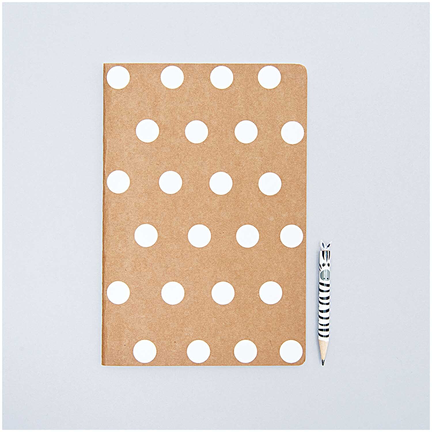 Office Sticker Punkte 8mm 4 Bogen Farbe Weiß von Rico Design Office Sticker Punkte 8mm 4 Bogen: Notizbuch mit weißen Punkten und Bleistift von Rico Design. Ideal für kreative Projekte.