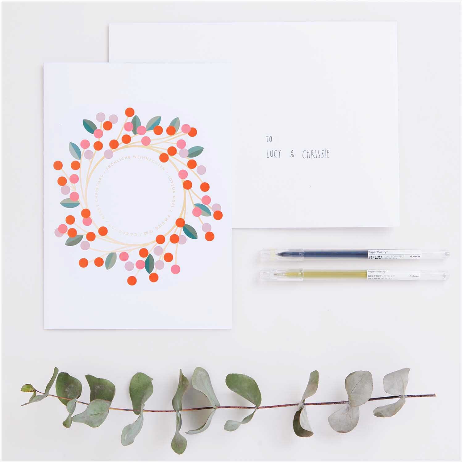 Paper Poetry Kartenset Kranz A5 16-teilig von Rico Design Paper Poetry Kartenset Kranz A5 mit buntem Kranzmotiv, zwei Stiften und einem Eukalyptuszweig.