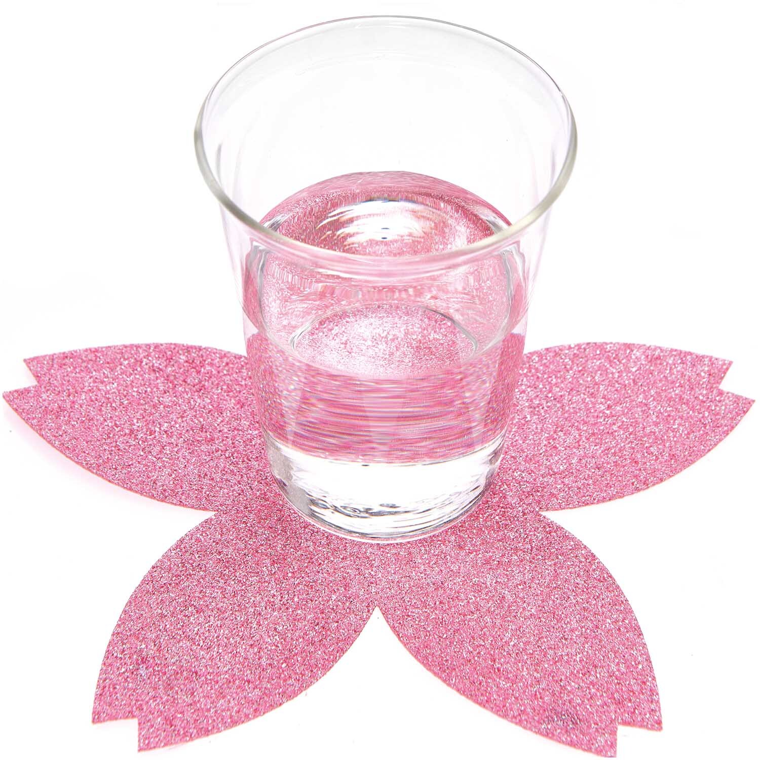 Filz Untersetzer Kirschblüten pink Glitzer von Rico Design, dekorativ unter einem Glas platziert.