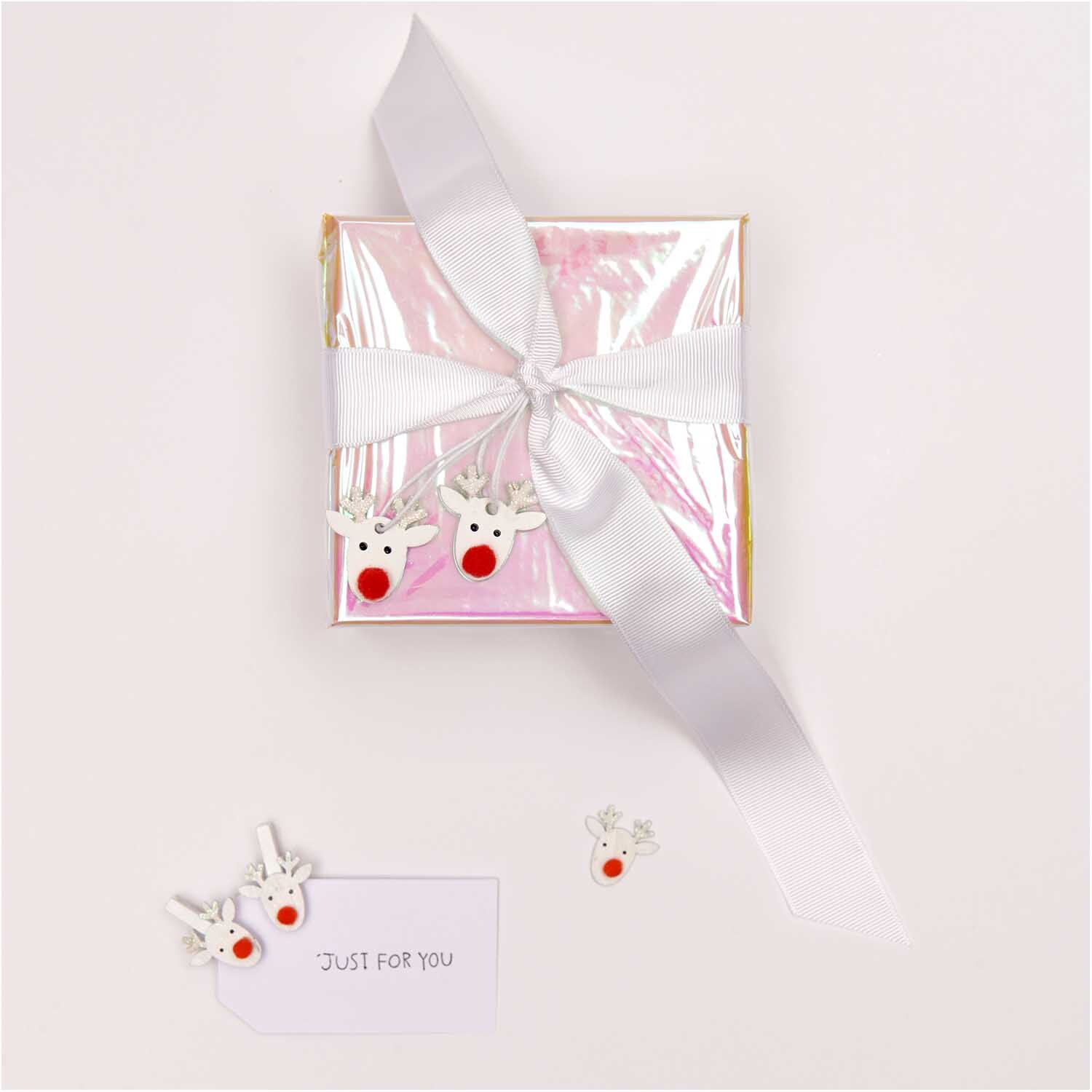 Dekoklammern Rentier 3cm 8 Stück Farbe Weiß von Rico Design Dekoklammern Rentier 3cm 8 Stück: Weiße Rentierklammern von Rico Design an Geschenkbox mit Schleife.