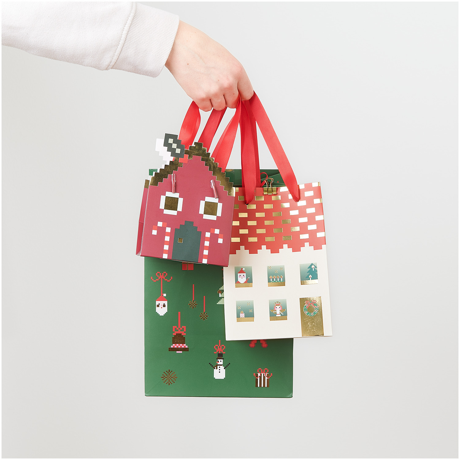 Geschenktüte Weihnachtsbaumschmuck M 18x26x12cm von Rico Design Geschenktüte Weihnachtshaus XS mit rotem Dach und grüner Geschenktüte Weihnachtsbaumschmuck M.