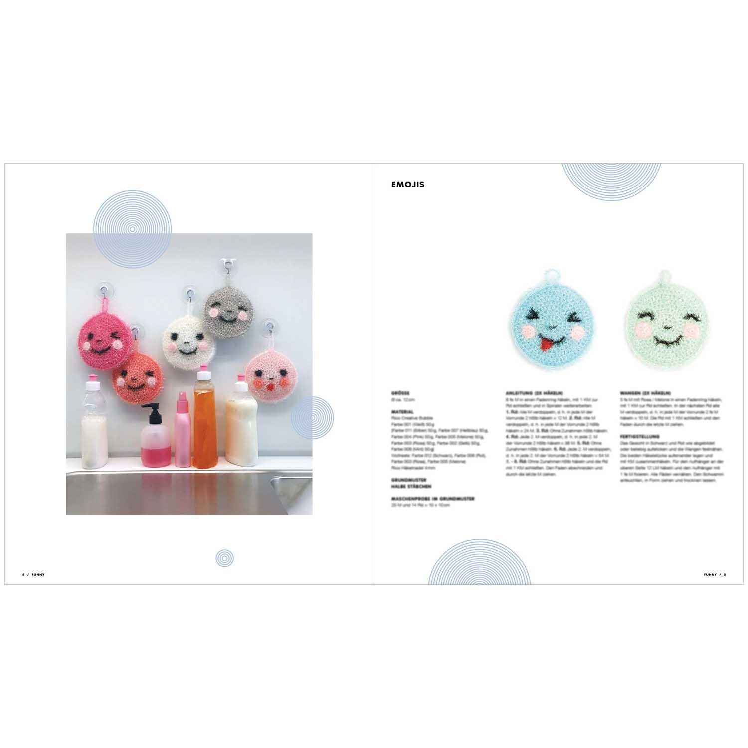 Creative Bubble Funny - Fünf bunte, gehäkelte Spülschwämme in Emoji-Form hängen an der Wand.