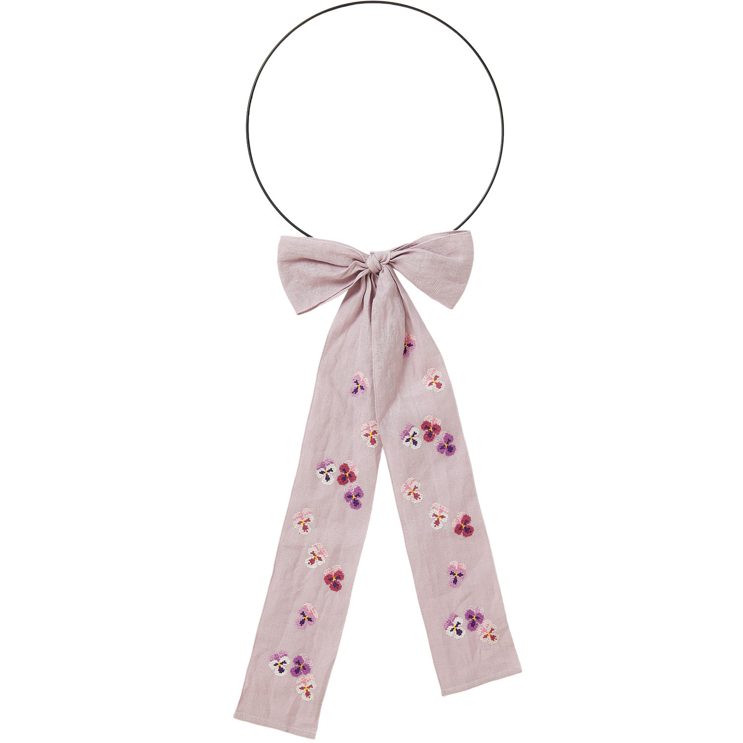 Stickpackung Schleife Stiefmütterchen, Rico Design: Zartrosa Schleife mit floralen Stickereien, 10x170cm, dekorativ an schwarzem Ring befestigt.