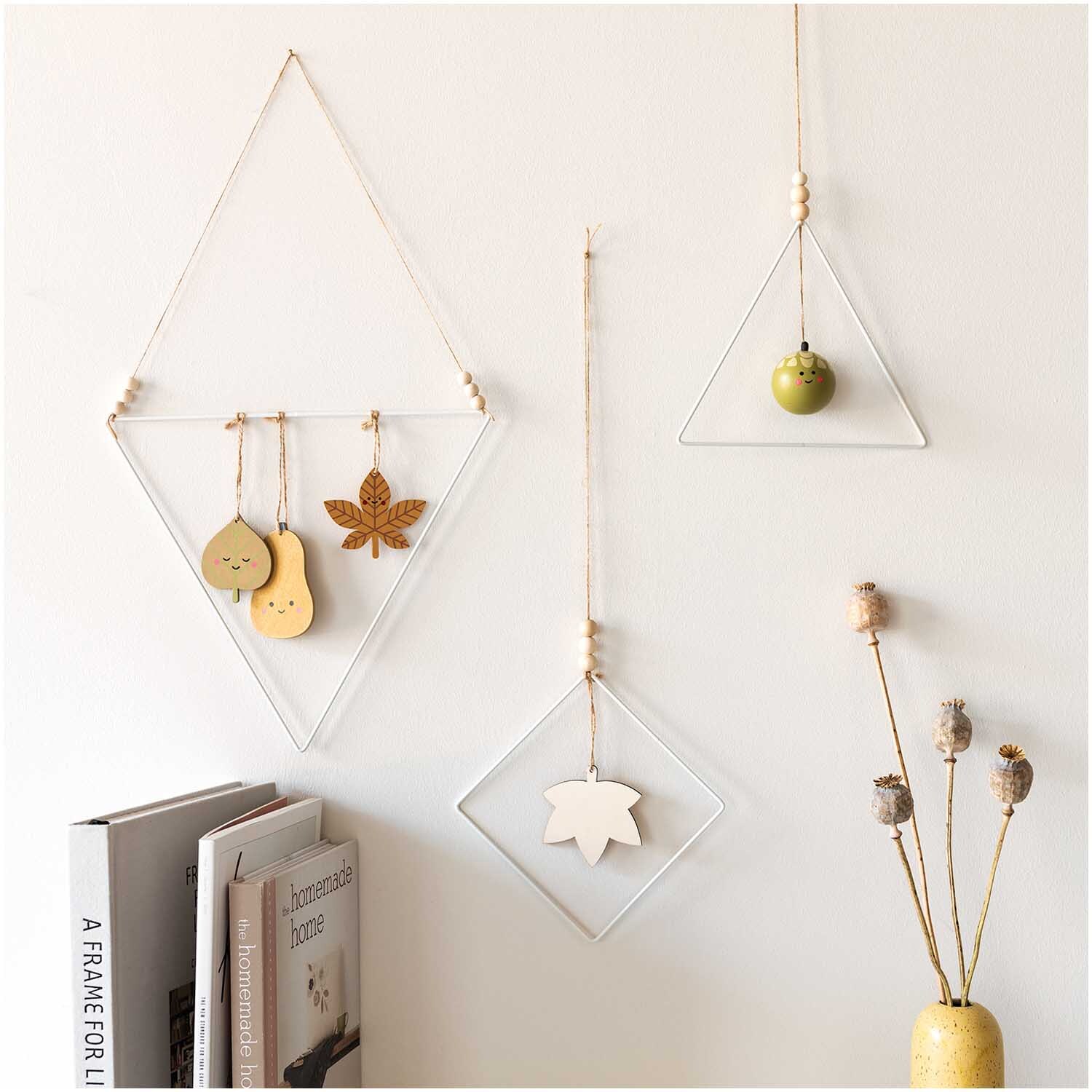 Holzanhänger Herbstblatt grün 5,7x7cm von Rico Design Holzanhänger Herbstblatt grün von Rico Design an einer Wand mit minimalistischer Dekoration.
