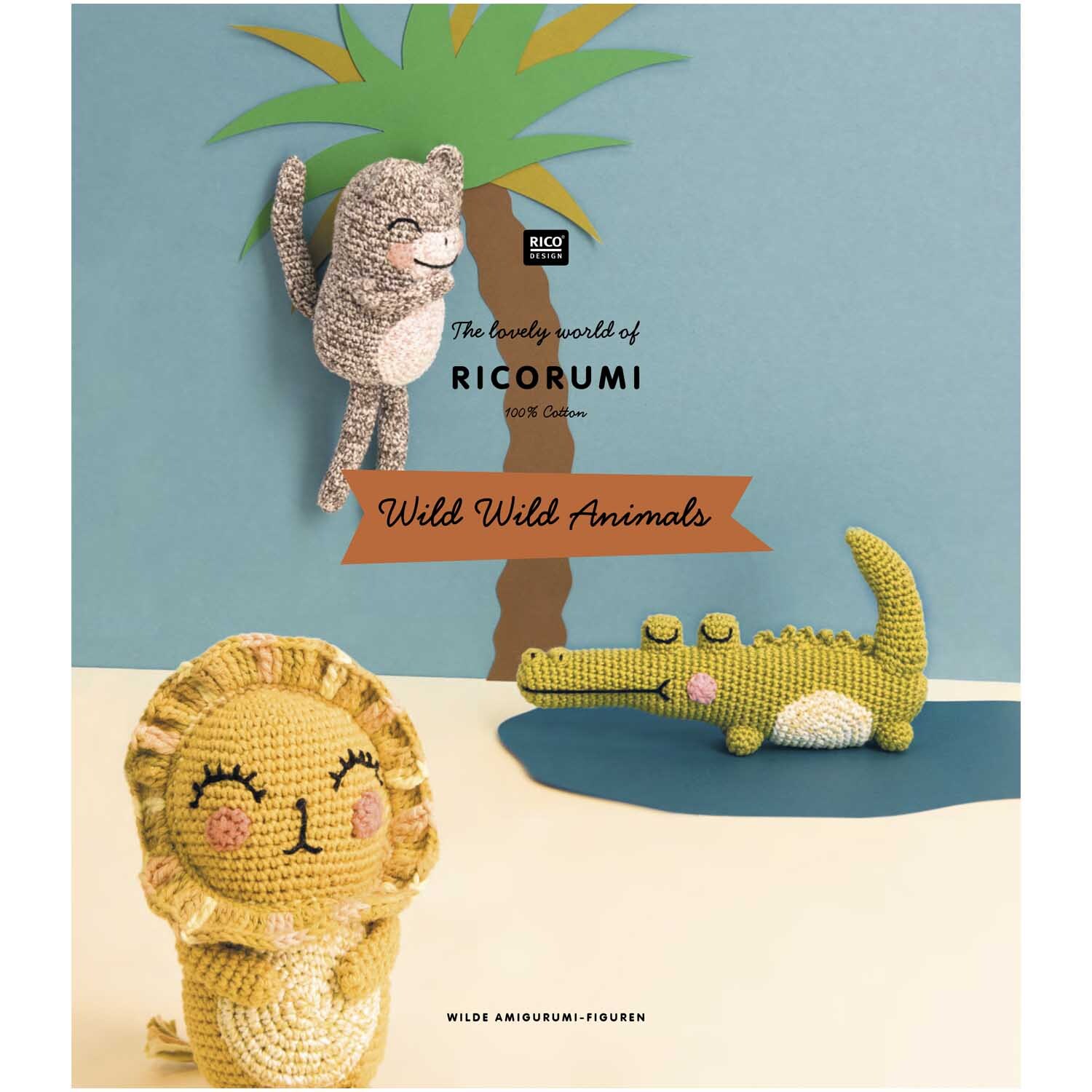 Ricorumi Wild Wild Animals: Gehäkelte Tiere vor einer Palme, darunter ein Löwe und ein Krokodil. Marke: Rico Design.