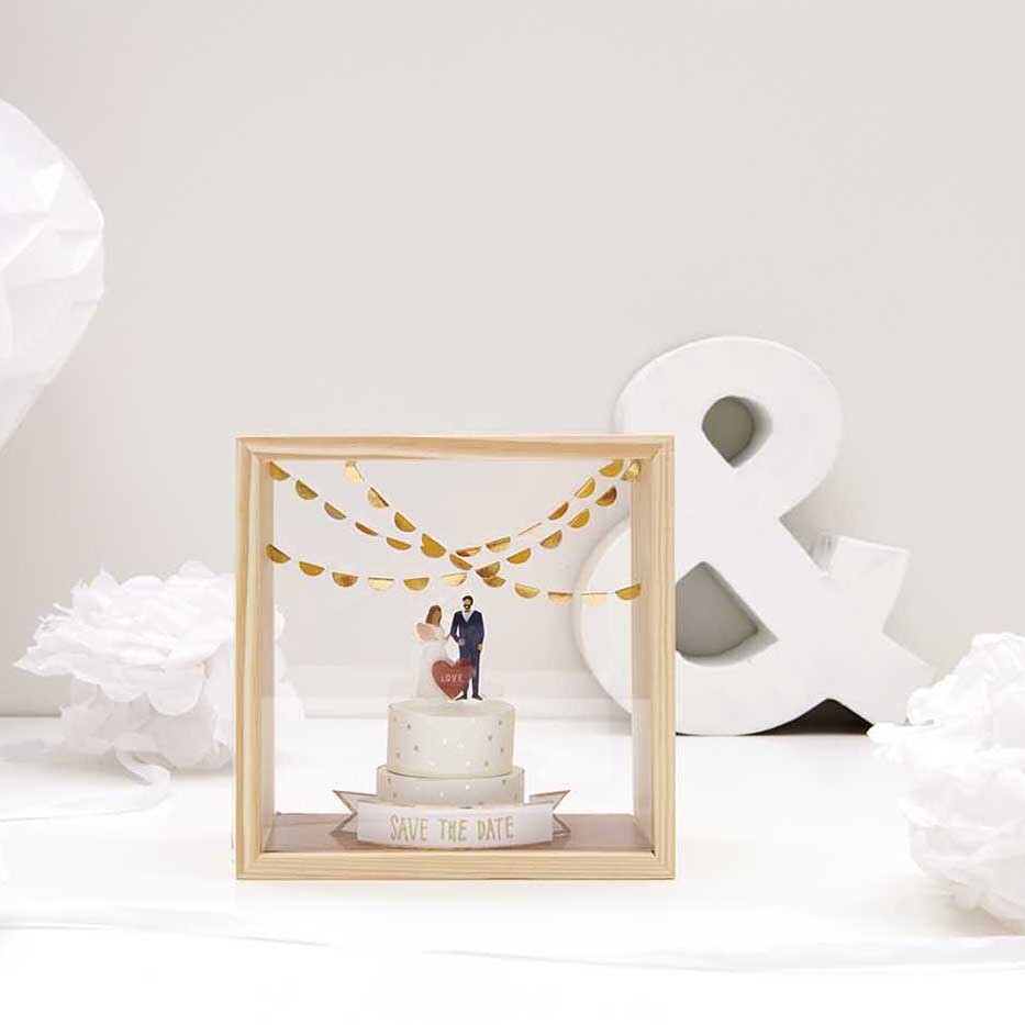 Figurico Gelsticker Hochzeit 1 von Rico Design Figurico Gelsticker Hochzeit 1: Dekorativer Rahmen mit Hochzeitstorte und goldenen Girlanden.