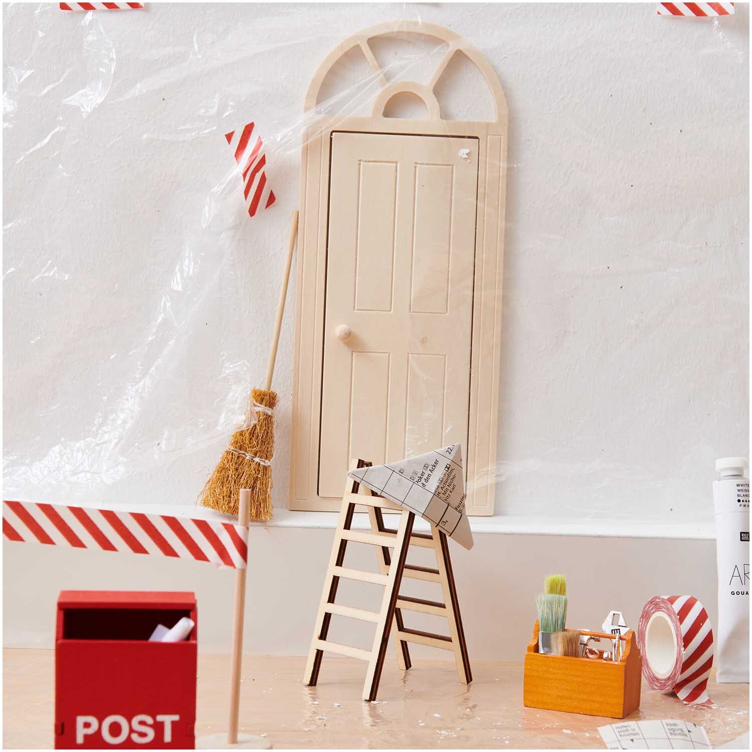 Miniatur Werkzeugkoffer mit Werkzeug: Eine kleine Werkstatt-Szene mit Leiter, Besen und Postbox. Perfekt für kreative Bastelprojekte.