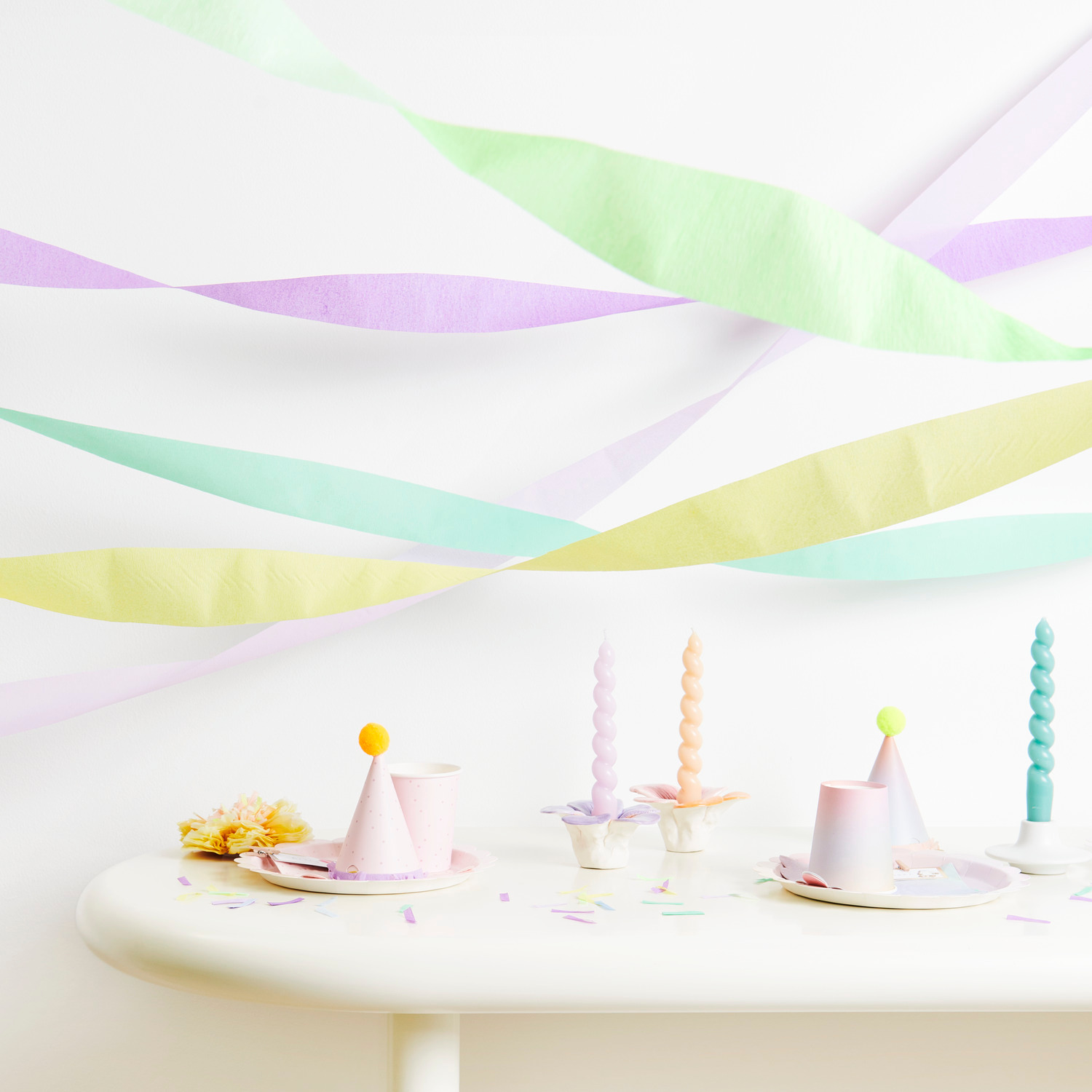 Kreppbänder extra breit Ozean Mix 5,5cmx10m 9 Stück von Rico Design Kreppbänder extra breit Ozean Mix dekorieren eine Party mit pastellfarbenen Bändern und Hüten.