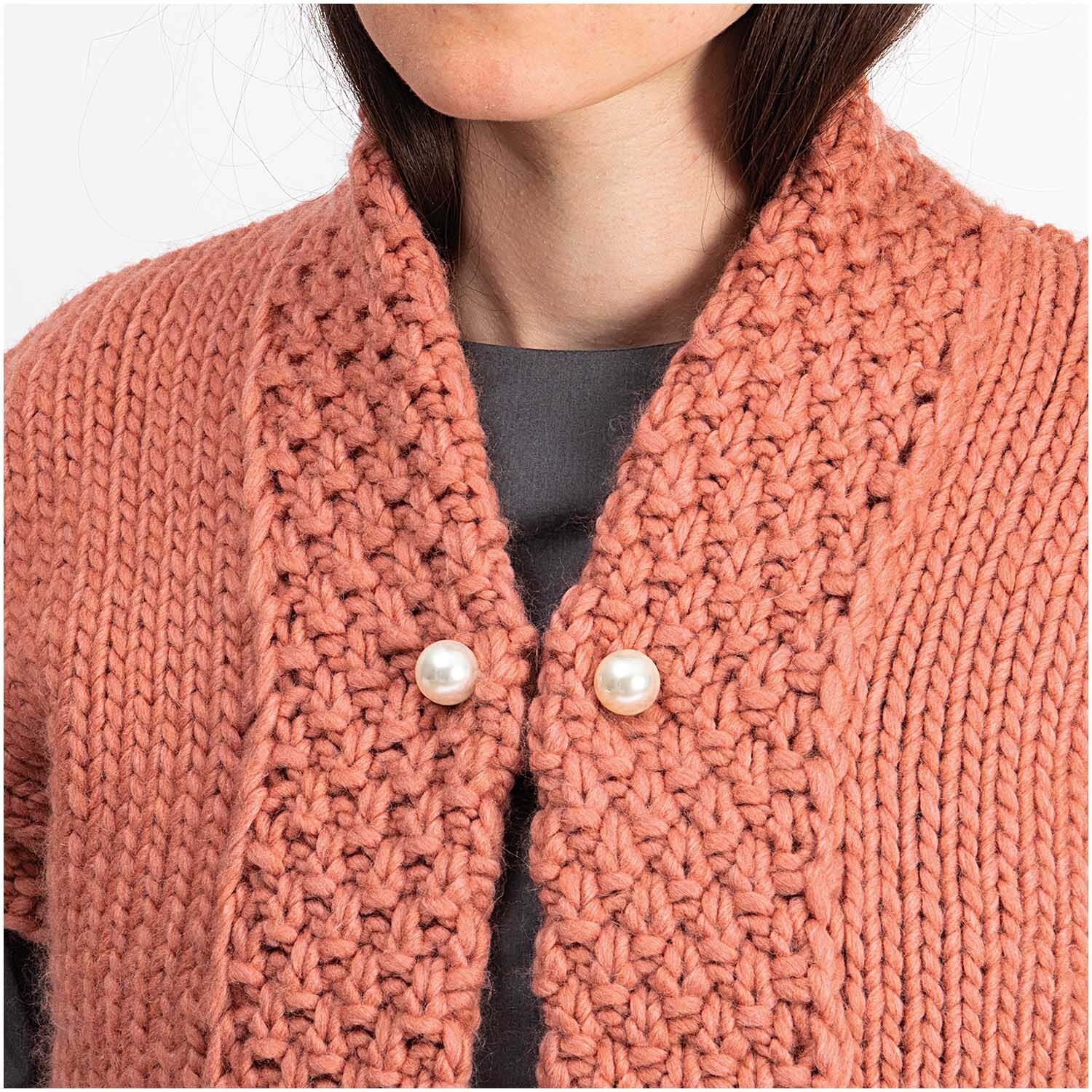 Zwei-Perlen-Pin 65mm 1 Stück Farbe Perlweiß von Rico Design Zwei-Perlen-Pin 65mm 1 Stück von Rico Design an einem gestrickten, korallenfarbenen Cardigan befestigt.