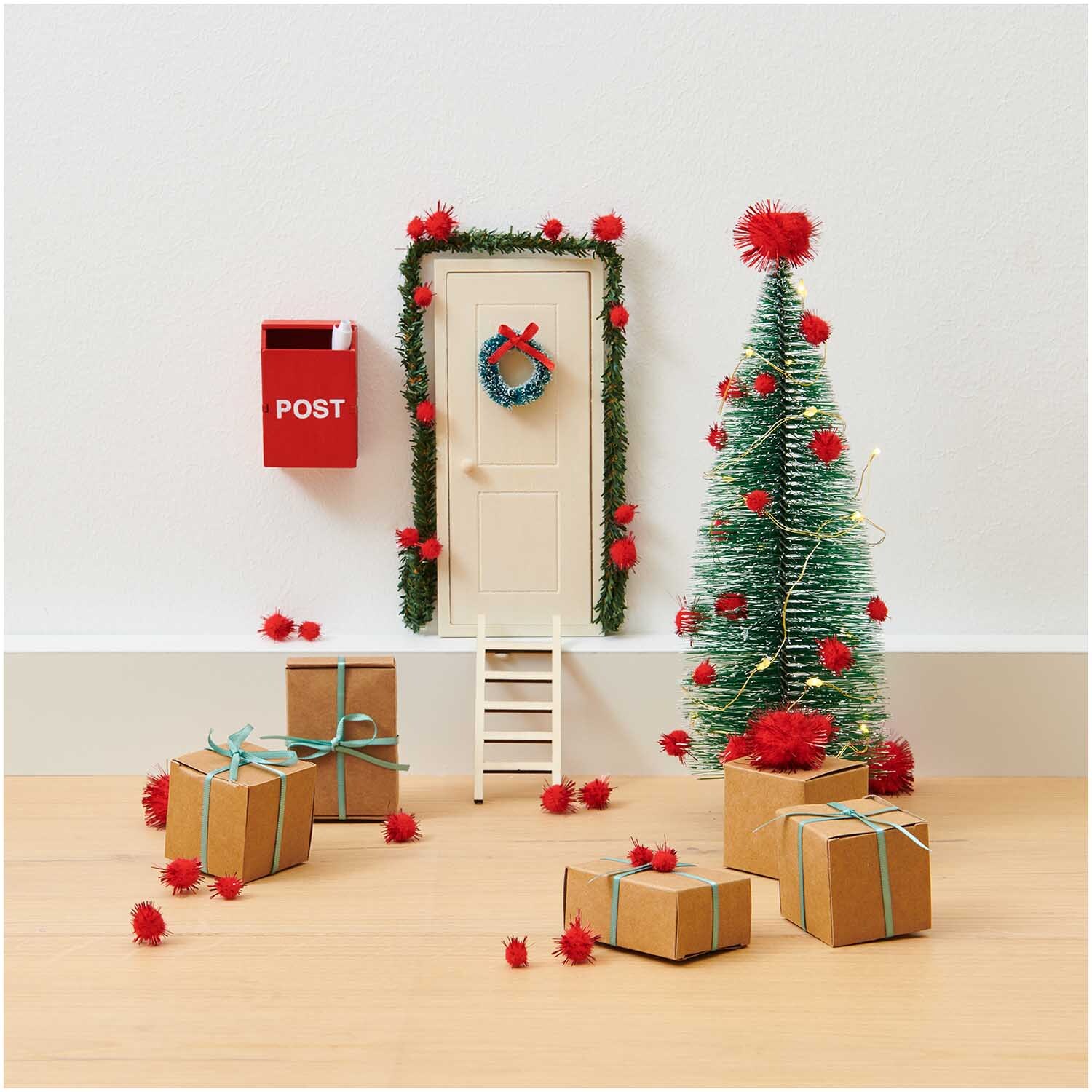 Wichtelwelt Deko Set Oh Tannenbaum von Rico Design Wichtelwelt Deko Set Oh Tannenbaum zeigt eine Miniaturtür mit Leiter, Baum und Geschenken.