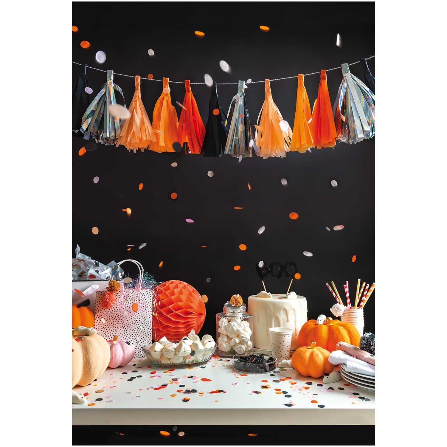 Quasten-Girlande 2m 12 Quasten Farbe Orange-Schwarz von Rico Design Quasten-Girlande 2m 12 Quasten von Rico Design in Orange-Schwarz hängt über einem dekorierten Tisch mit Kürbissen und Partyzubehör.