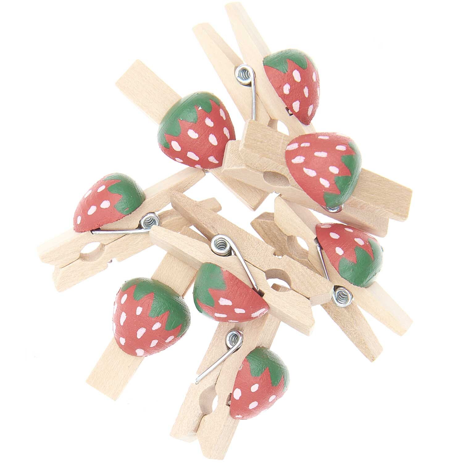 Holzklammern Erdbeere 8 Stück von Rico Design Holzklammern Erdbeere 8 Stück von Rico Design: Naturfarbene Klammern mit roten Erdbeer-Dekorationen. Ideal für kreative Bastelprojekte.