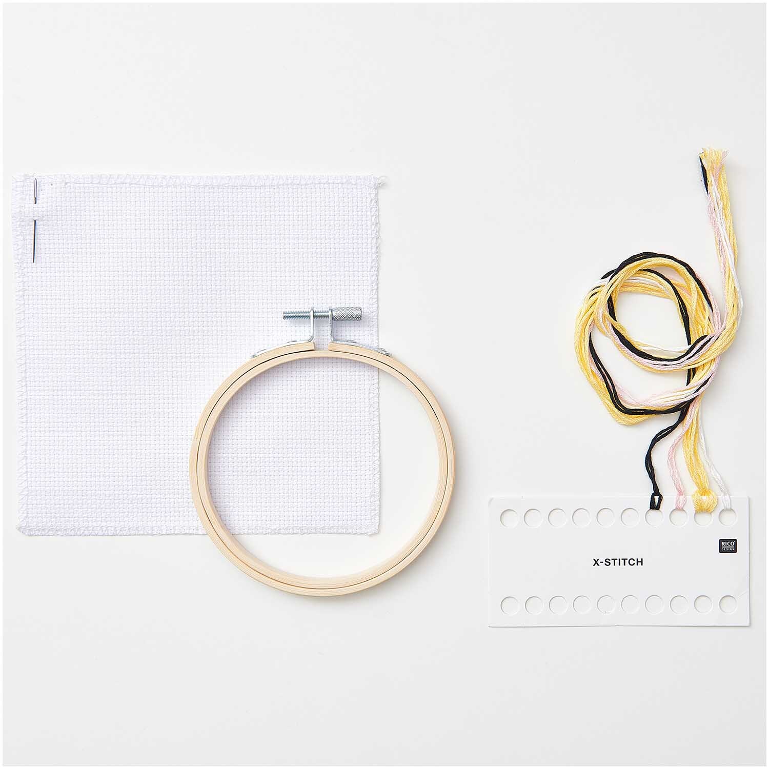 Kit de broderie Happy Sun from Rico Design Stickpackung Happy Sun: Stickrahmen, Garn in Gelb- und Schwarztönen, Stoff und Fadensortierer von Rico Design.