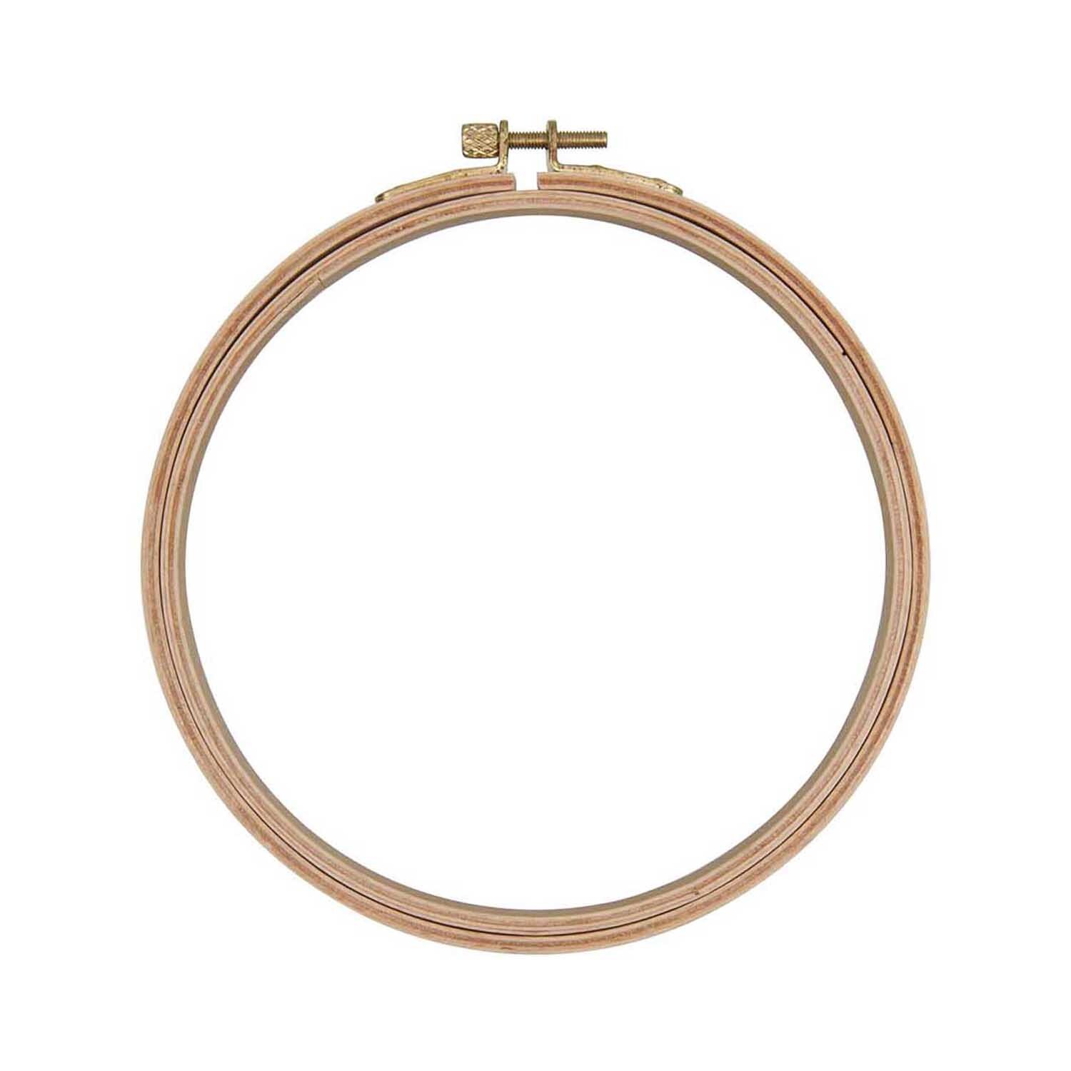 Cercle à broder 15,5cm from Rico Design Stickring 15,5cm von Rico Design in Naturfarbe, ideal für Stickprojekte, auf schwarzem Hintergrund.