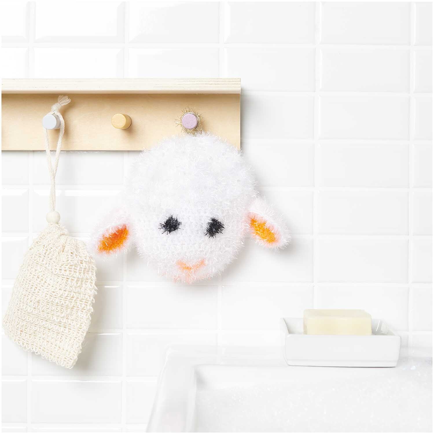 Häkelset Creative Bubble Häschen + Lamm von Rico Design Häkelset Creative Bubble Häschen + Lamm von Rico Design: Flauschiges Lammgesicht als dekorativer Schwamm im Badezimmer.