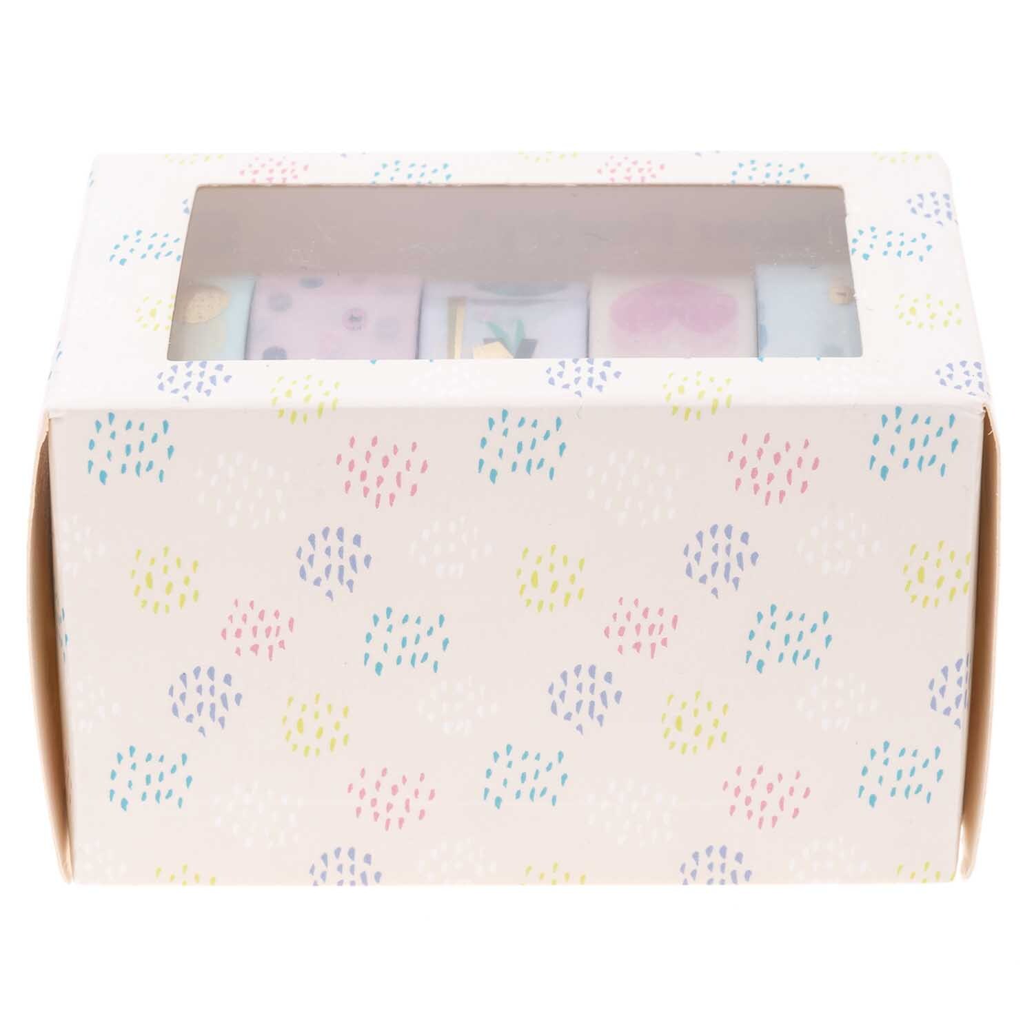 Paper Poetry Tape Set Travel the World 1,5cm 10 m 5 Stück von Rico Design Paper Poetry Tape Set Travel the World, 5 Stück, in dekorativer Verpackung mit buntem Muster. Ideal für kreative Projekte.