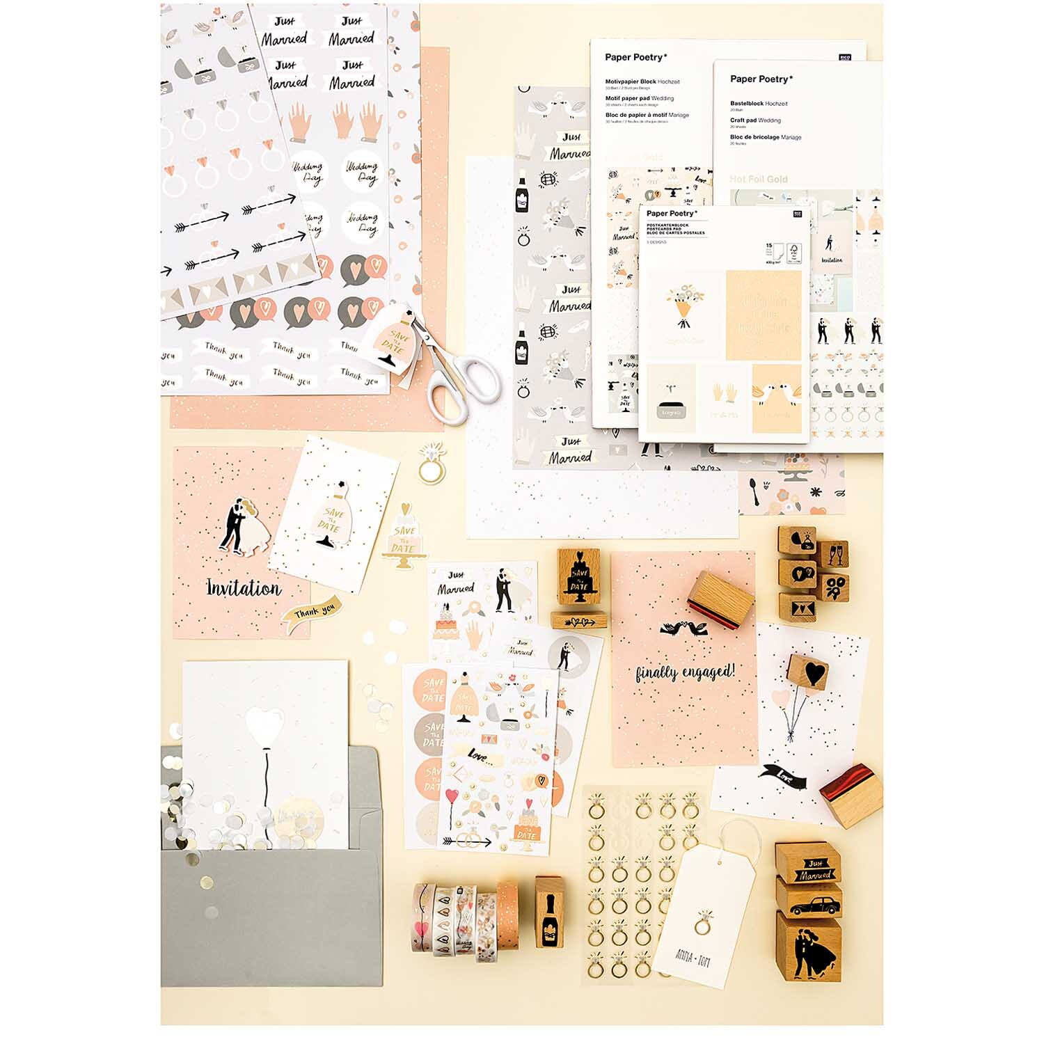 Paper Poetry Tape Herzen puder-gold 1,5cm 10m von Rico Design Paper Poetry Tape Herzen puder-gold 1,5cm 10m von Rico Design, umgeben von Bastelmaterialien und Einladungen. Ideal für kreative Projekte.