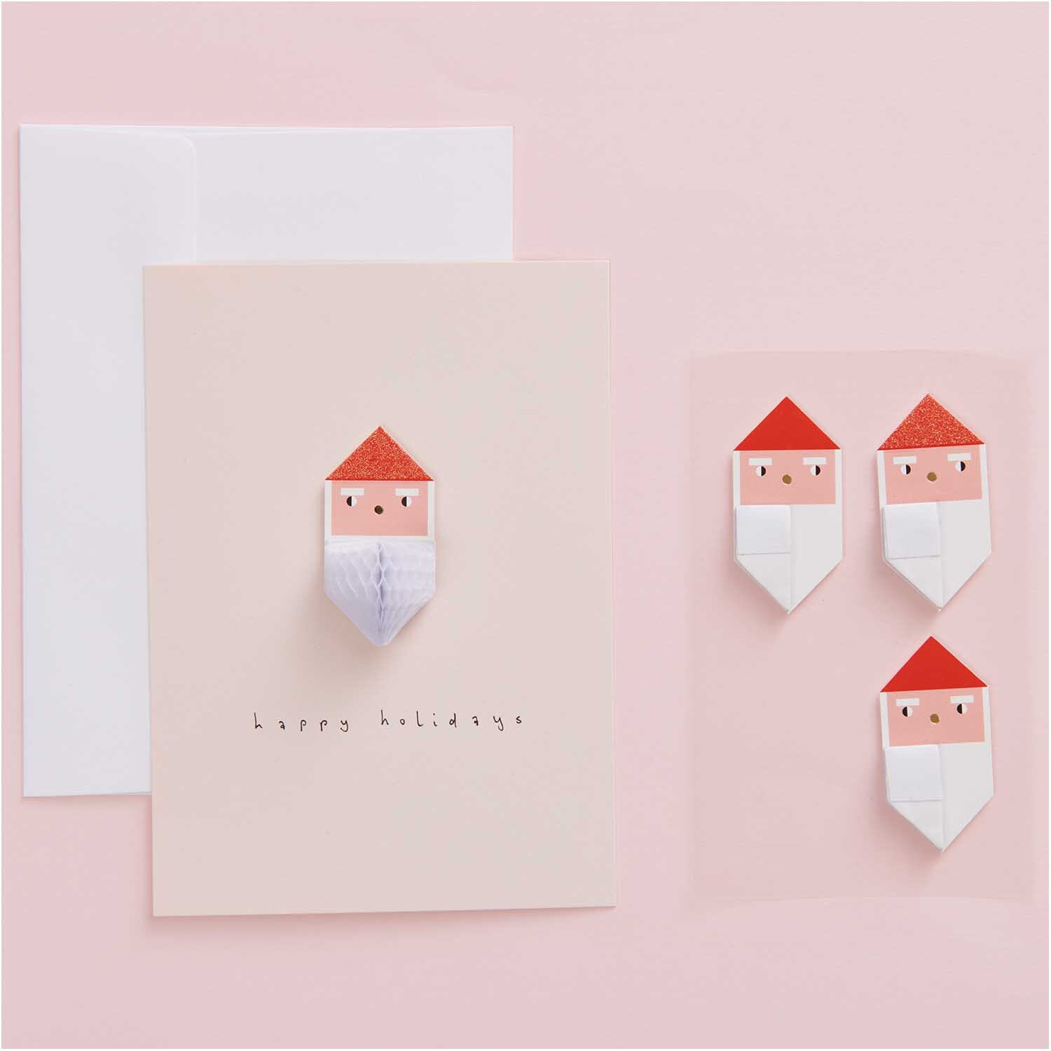 Paper Poetry Wabenpapiersticker Weihnachtsmann 1 Blatt von Rico Design Paper Poetry Wabenpapiersticker Weihnachtsmann 1 Blatt: Vier rote Weihnachtsmann-Sticker auf rosa Hintergrund, ideal für festliche Dekorationen.