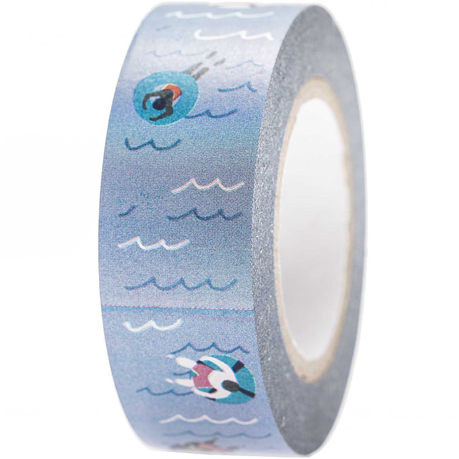 Paper Poetry Tape Pool 1,5cm 10m zeigt ein blaues Design mit Wellen und Schwimmern von Rico Design.