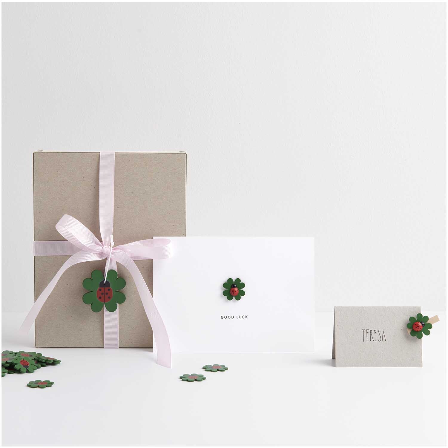 Holzklammern Glücksklee 6 Stück von Rico Design Holzklammern Glücksklee 6 Stück von Rico Design dekorieren eine Geschenkbox und Karten mit Kleeblattmotiven. Ideal für kreative Geschenkverpackungen.