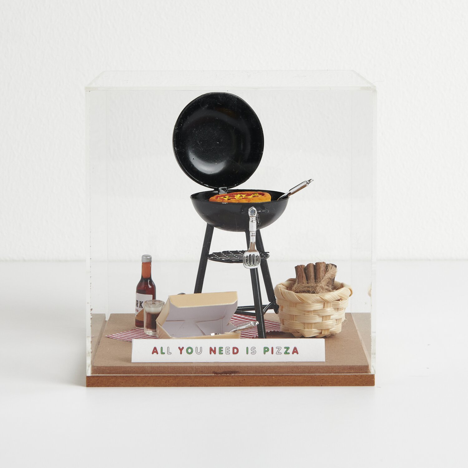 Gril miniature rond 8,5x5,5x5,5cm from Rico Design Miniatur Grill rund mit Pizza, Bambuskorb und Picknickdecke in einer Figurico Dekohaube. Ideal für Sammler und Dekorationsliebhaber.