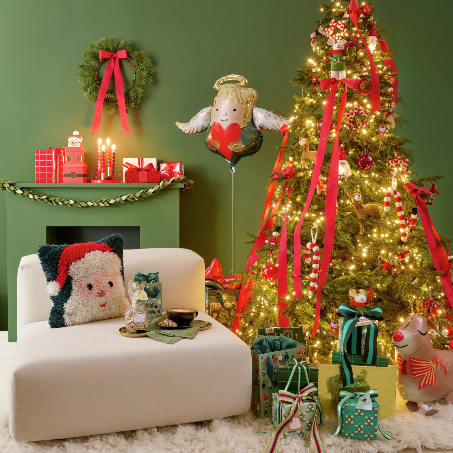 Paper Poetry bande tissée diagonale 50mm 3m Couleur Vert from Rico Design Auf dem Bild ist ein festlich dekorierter Raum mit einem Weihnachtsbaum zu sehen, geschmückt mit roten und weißen Filzkugeln von Rico Design. Der Baum ist von Geschenken umgeben.