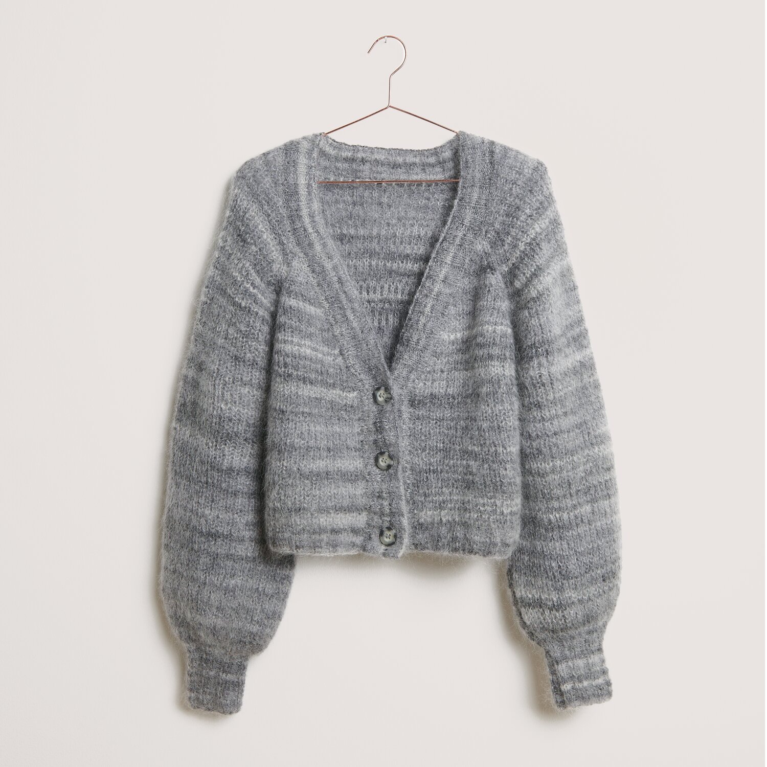 Fashion Meri Mohair Print 50g 275m Couleur Gris pierre from Rico Design Fashion Meri Mohair Print: Grauer Cardigan mit Knöpfen, gestrickt aus weichem Mohairgarn.